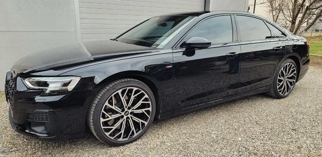 Crni Audi A6 sa zatamnjenim bočnim staklima