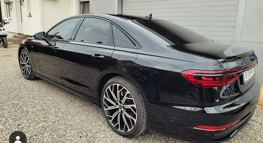 Audi A6 sa zatamnjenim zadnjim i bočnim staklima