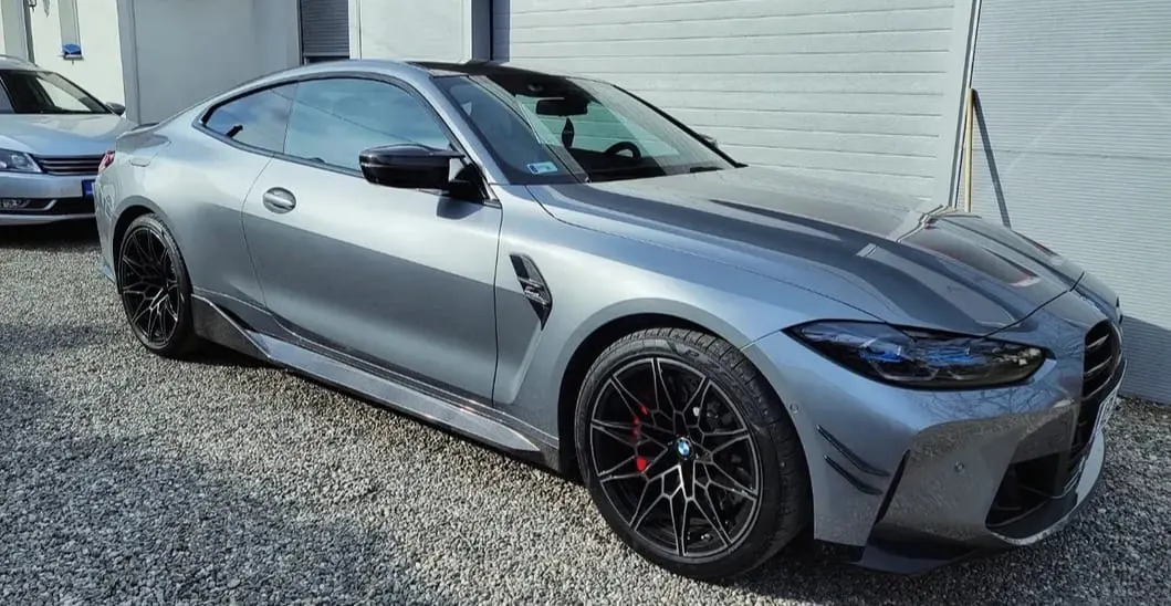 Sivi BMW M4 sa zatamnjenim staklima